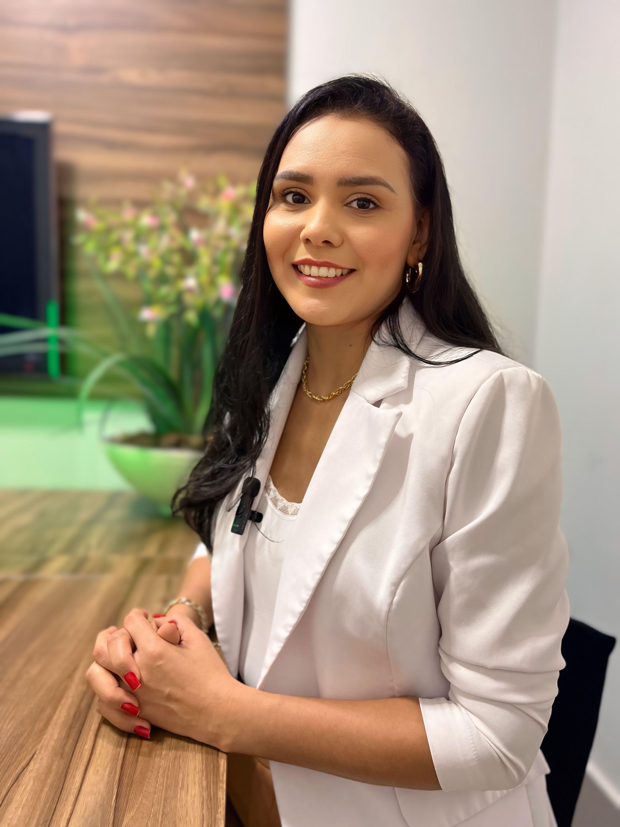 Retrato profissional de Mira Neri, Sócia e Consultora Sênior da HHH Soluções.